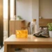 Glanzende amber-kleurige wellnessbudgetkaart op wit bureau naast waterfles, hardloopschoenen en groen plantje in warm kantoorlicht.