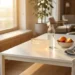 Gloeiende wellness budgetkaart op wit bureau naast waterfles, fruit en hardloopschoenen in warm ochtendlicht.
