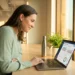 HR-professional analyseert personeelsdata op laptop in licht modern kantoor met groene plant en warm zonlicht.