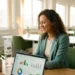 HR-professional bekijkt welzijnsparticipatie dashboard op laptop in licht modern kantoor met plant en herbruikbare waterfles.