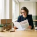 HR-professional die een welzijnsbeleidsdocument bestudeert aan een modern bureau met groene plant en wellness-kit in zacht daglicht.
