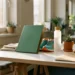 Personeelsmap met wellnesspakket, hardloopschoenen, waterfles en plant op wit bureau in modern HR-kantoor met warm licht.