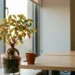 Gloeiende plant met diepe wortels naast een jong zaailing op een modern bureau, warm gouden licht, groene en amberkleurige tinten.