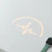 Gloeiende hartslag-lijn op wit bureau naast een smartwatch en kleine groene plant, minimalistisch bovenaanzicht.