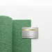 Opgerolde groene yogamat naast een moderne wellness-beloningskaart op wit bureau, met klein vetplantje en zachte natuurlijke belichting.